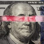 أمريكا توقف إرسال شحنات الدولار الأمريكي إلى العراق إلى أن تتشكل الحكومة الجديدة