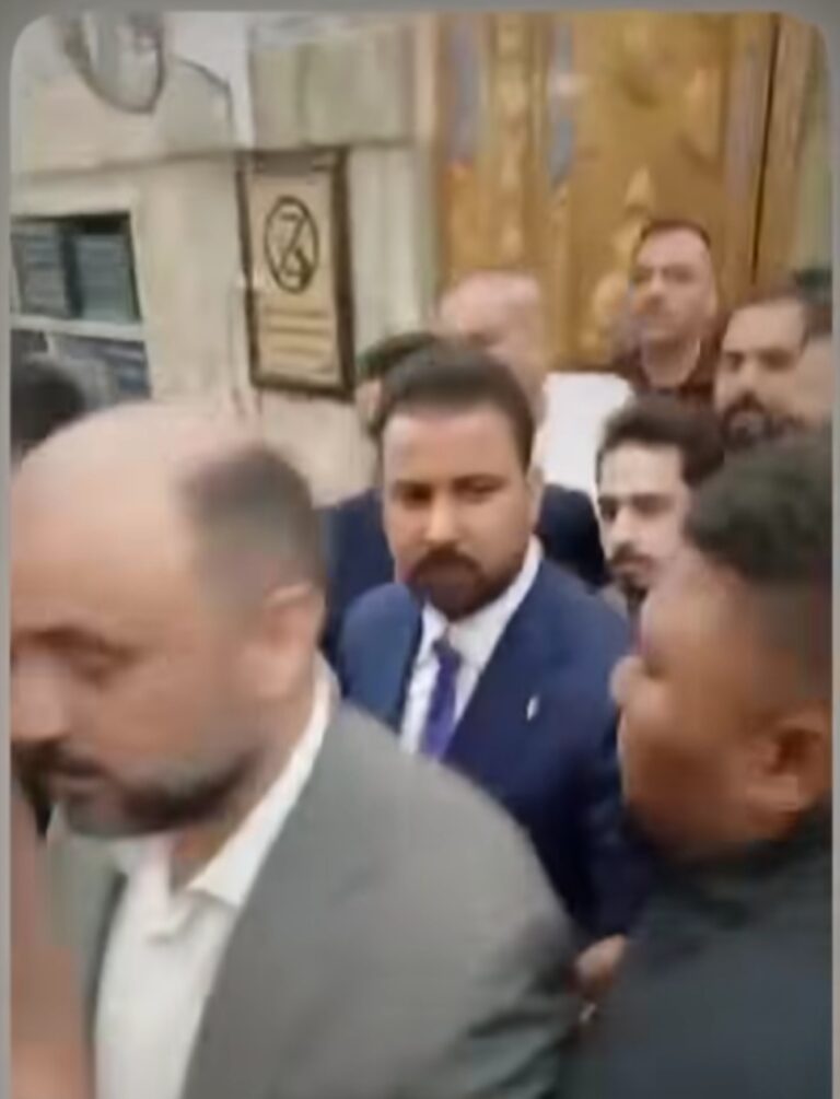 الزيدى : من جوار قبة الإمام علي بن أبي طالب ( عليه السلام )  يستجيب لمطلب الشعب العراقي لتعديل سلم الرواتب.