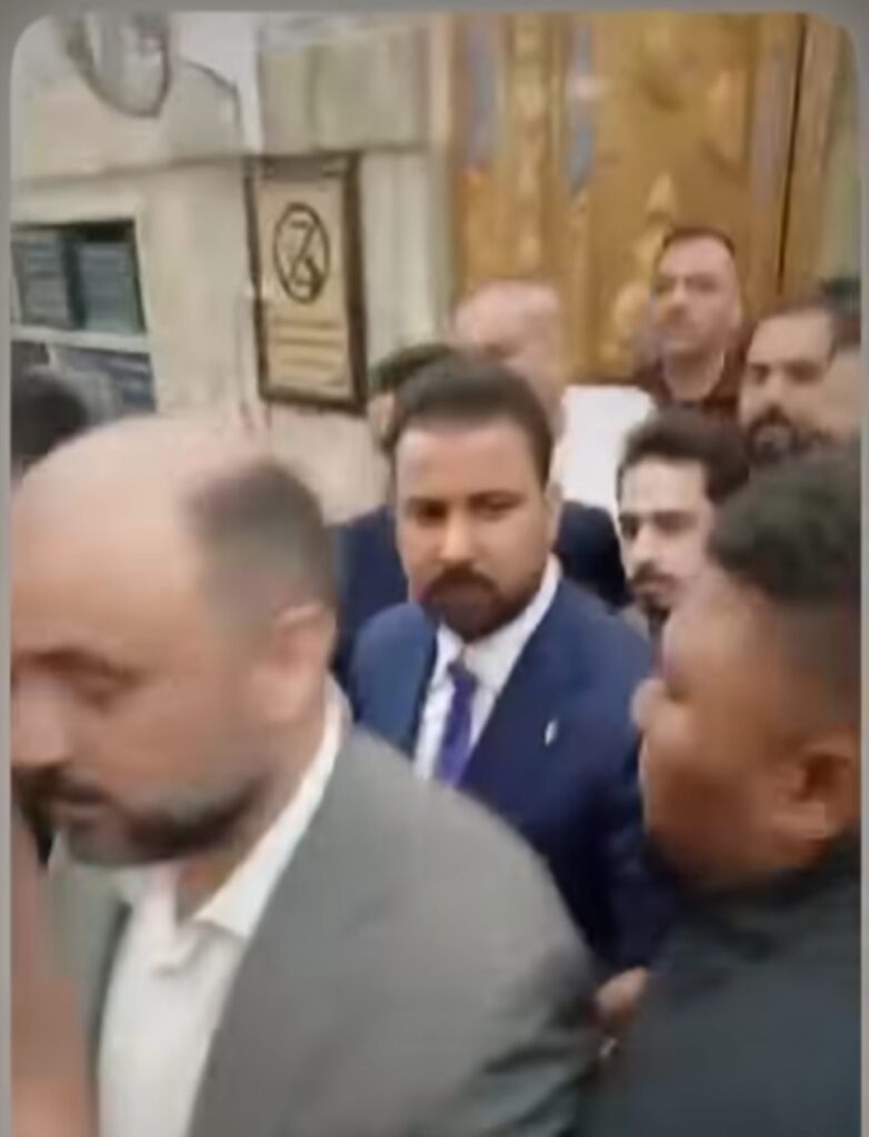 الزيدى : من جوار قبة الإمام علي بن أبي طالب ( عليه السلام )  يستجيب لمطلب الشعب العراقي لتعديل سلم الرواتب.